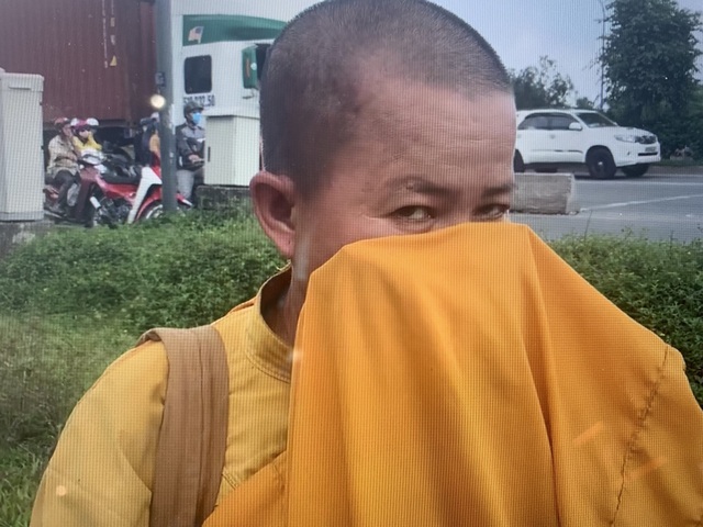 Giấu xe máy sau ống cống, khoác áo nhà sư ra giao lộ… xin tiền - 4 Giấu xe máy sau ống cống, khoác áo nhà sư ra giao lộ… xin tiền - 4