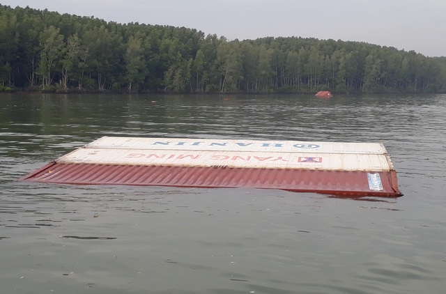 Tàu hàng 8.000 tấn chở gần 300 container chìm trên sông Lòng Tàu - 2 Tàu hàng 8.000 tấn chở gần 300 container chìm trên sông Lòng Tàu - 2