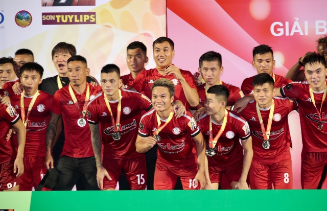 HLV Lee Tae-hoon hứa hẹn HA Gia Lai sẽ mạnh mẽ hơn ở mùa giải tới - 2 HLV Lee Tae-hoon hứa hẹn HA Gia Lai sẽ mạnh mẽ hơn ở mùa giải tới - 2