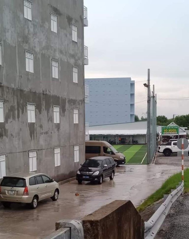 Nhiều xe biển xanh đến nhà Chủ nhiệm UB Kiểm tra Tỉnh ủy ăn tiệc - 4 Nhiều xe biển xanh đến nhà Chủ nhiệm UB Kiểm tra Tỉnh ủy ăn tiệc - 4
