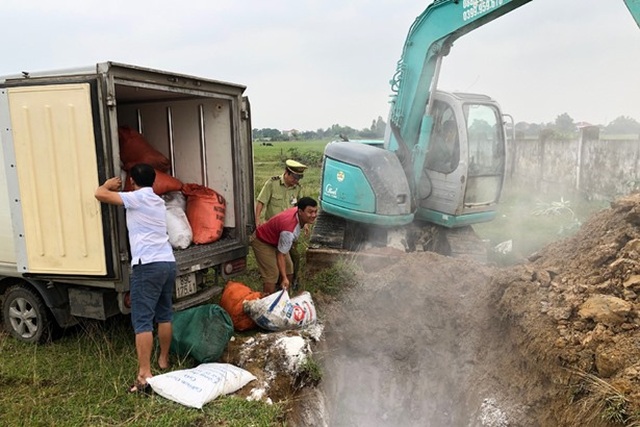 Kịp thời chặn hơn 1 tấn mỡ bẩn đang trên đường ra Bắc tiêu thụ - 2 Kịp thời chặn hơn 1 tấn mỡ bẩn đang trên đường ra Bắc tiêu thụ - 2