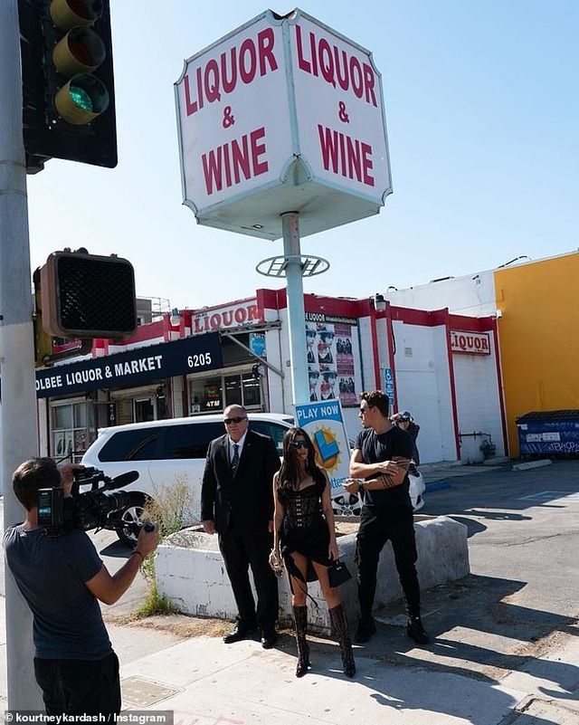 Dáng vóc gợi cảm của gái ba con Kourtney Kardashian - 3 Dáng vóc gợi cảm của gái ba con Kourtney Kardashian - 3