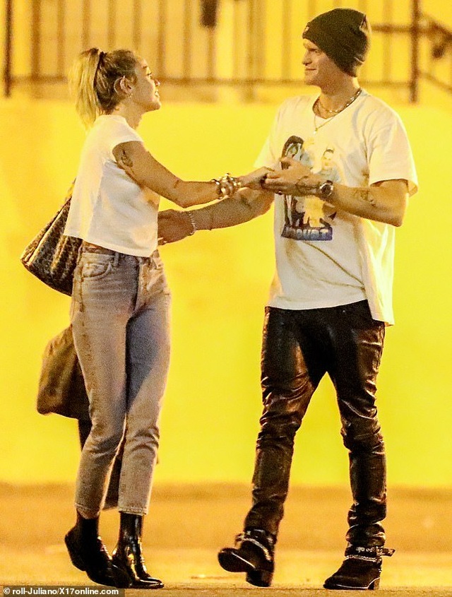 Miley Cyrus ra phố cùng bồ mới - 2 Miley Cyrus ra phố cùng bồ mới - 2