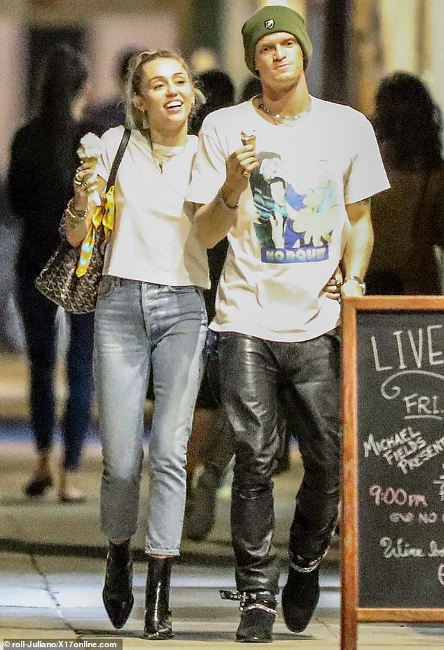 Miley Cyrus ra phố cùng bồ mới - 5 Miley Cyrus ra phố cùng bồ mới - 5