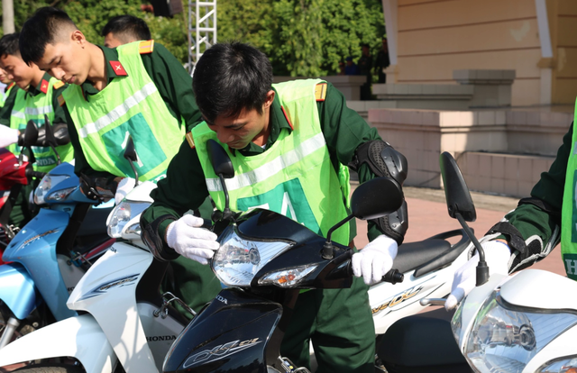 Hơn 3.000 chiến sĩ bộ đội diễu hành hưởng ứng ngày hội văn hóa giao thông - 4 Hơn 3.000 chiến sĩ bộ đội diễu hành hưởng ứng ngày hội văn hóa giao thông - 4