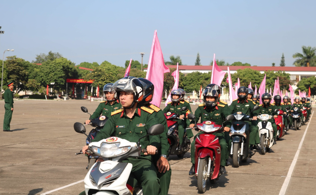 Hơn 3.000 chiến sĩ bộ đội diễu hành hưởng ứng ngày hội văn hóa giao thông - 5 Hơn 3.000 chiến sĩ bộ đội diễu hành hưởng ứng ngày hội văn hóa giao thông - 5