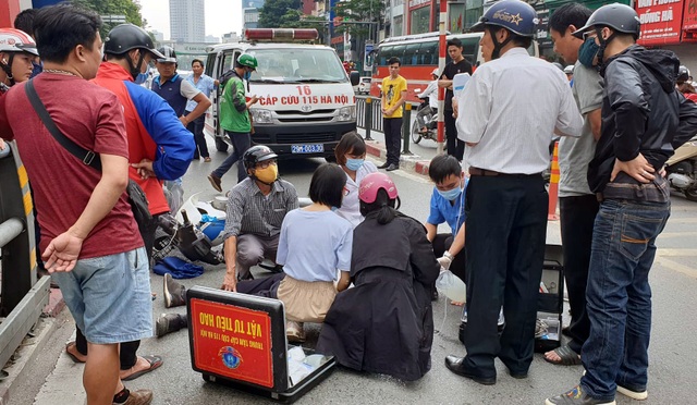 Hà Nội: Đâm vào trụ cầu vượt, người đàn ông đi xe máy tử vong - 2 Hà Nội: Đâm vào trụ cầu vượt, người đàn ông đi xe máy tử vong - 2