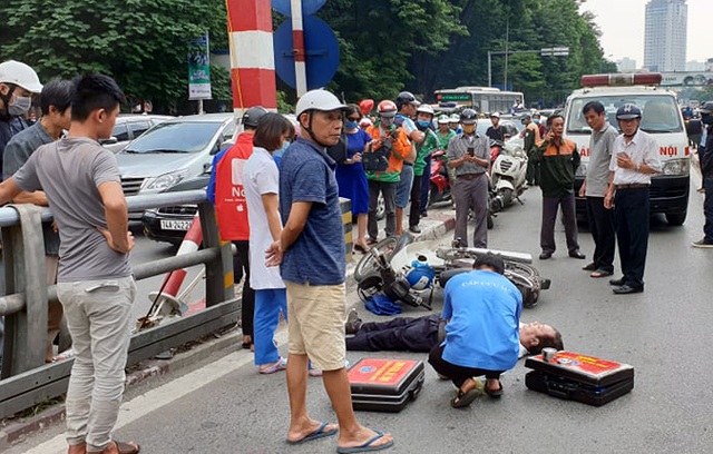 Hà Nội: Đâm vào trụ cầu vượt, người đàn ông đi xe máy tử vong - 1 Hà Nội: Đâm vào trụ cầu vượt, người đàn ông đi xe máy tử vong - 1