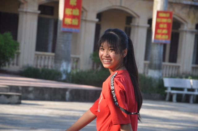 Những bàn tay nhân ái giúp cô bé mồ côi chiến thắng ung thư cất bước tới trường - 8 Những bàn tay nhân ái giúp cô bé mồ côi chiến thắng ung thư cất bước tới trường - 8
