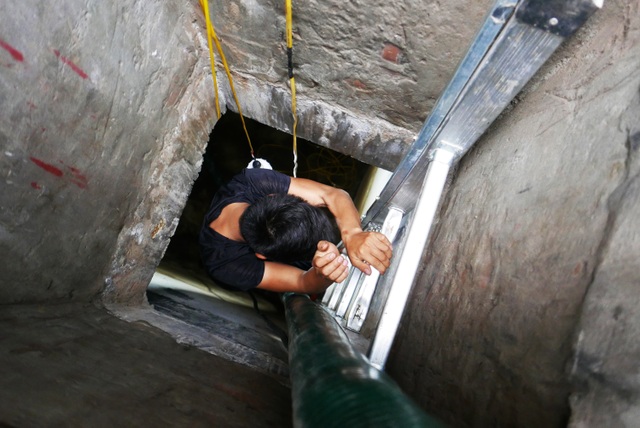 Nước vẫn đặc sệt, nhầy nhụa dầu thải khi rửa bể chung cư Hà Nội - 3 Nước vẫn đặc sệt, nhầy nhụa dầu thải khi rửa bể chung cư Hà Nội - 3
