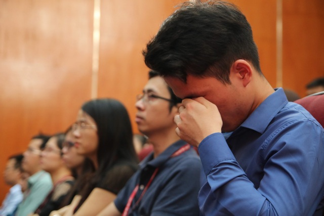 Giảng viên, sinh viên ĐH Mỏ - Địa chất khóc nghẹn trong lễ tưởng nhớ PGS.TS Lê Hải An - 2 Giảng viên, sinh viên ĐH Mỏ - Địa chất khóc nghẹn trong lễ tưởng nhớ PGS.TS Lê Hải An - 2
