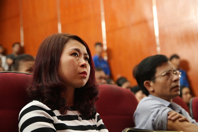 Giảng viên, sinh viên ĐH Mỏ - Địa chất khóc nghẹn trong lễ tưởng nhớ PGS.TS Lê Hải An - 4 Giảng viên, sinh viên ĐH Mỏ - Địa chất khóc nghẹn trong lễ tưởng nhớ PGS.TS Lê Hải An - 4