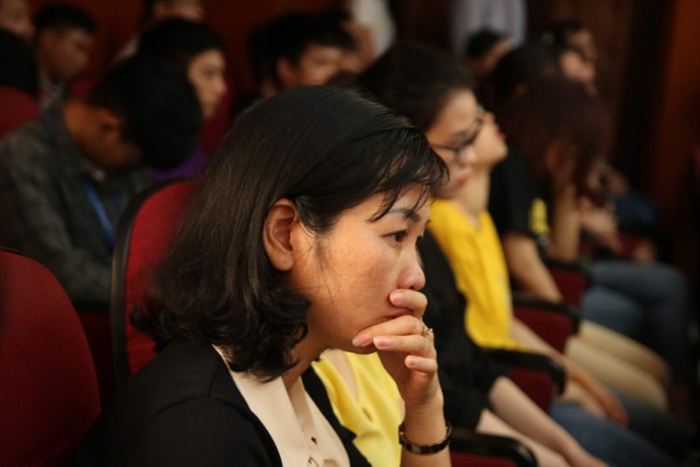 Giảng viên, sinh viên ĐH Mỏ - Địa chất khóc nghẹn trong lễ tưởng nhớ PGS.TS Lê Hải An - 6 Giảng viên, sinh viên ĐH Mỏ - Địa chất khóc nghẹn trong lễ tưởng nhớ PGS.TS Lê Hải An - 6
