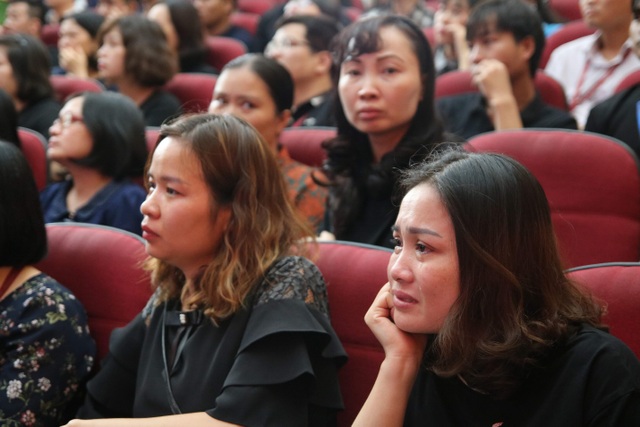 Giảng viên, sinh viên ĐH Mỏ - Địa chất khóc nghẹn trong lễ tưởng nhớ PGS.TS Lê Hải An - 10 Giảng viên, sinh viên ĐH Mỏ - Địa chất khóc nghẹn trong lễ tưởng nhớ PGS.TS Lê Hải An - 10