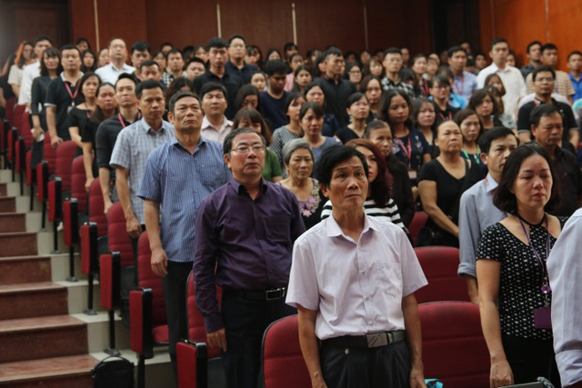 Giảng viên, sinh viên ĐH Mỏ - Địa chất khóc nghẹn trong lễ tưởng nhớ PGS.TS Lê Hải An - 11 Giảng viên, sinh viên ĐH Mỏ - Địa chất khóc nghẹn trong lễ tưởng nhớ PGS.TS Lê Hải An - 11