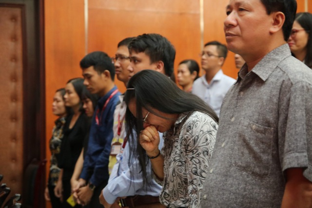 Giảng viên, sinh viên ĐH Mỏ - Địa chất khóc nghẹn trong lễ tưởng nhớ PGS.TS Lê Hải An - 12 Giảng viên, sinh viên ĐH Mỏ - Địa chất khóc nghẹn trong lễ tưởng nhớ PGS.TS Lê Hải An - 12