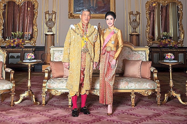 Quốc vương Thái Lan tước bỏ mọi tước hiệu của Hoàng quý phi