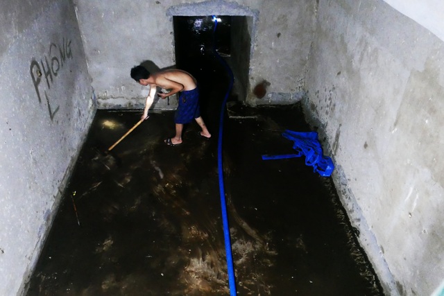 Nước vẫn đặc sệt, nhầy nhụa dầu thải khi rửa bể chung cư Hà Nội - 5 Nước vẫn đặc sệt, nhầy nhụa dầu thải khi rửa bể chung cư Hà Nội - 5