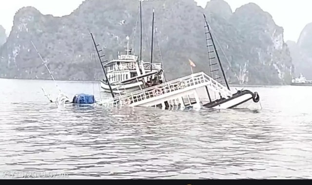 Va chạm với tàu chở đá, một tàu du lịch chìm trên vịnh Hạ Long - 1 Va chạm với tàu chở đá, một tàu du lịch chìm trên vịnh Hạ Long - 1