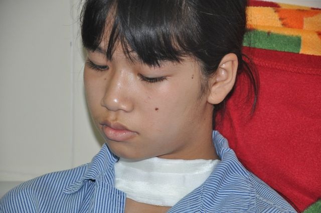 Những bàn tay nhân ái giúp cô bé mồ côi chiến thắng ung thư cất bước tới trường - 1 Những bàn tay nhân ái giúp cô bé mồ côi chiến thắng ung thư cất bước tới trường - 1