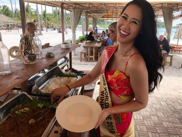 Hoa hậu Dương Thuỳ Linh xúc động trao lại vương miện cho người kế nhiệm - 12 Hoa hậu Dương Thuỳ Linh xúc động trao lại vương miện cho người kế nhiệm - 12