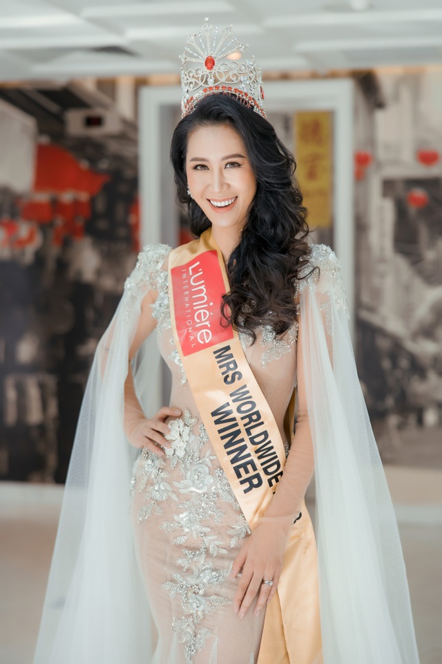 Hoa hậu Dương Thuỳ Linh xúc động trao lại vương miện cho người kế nhiệm - 1 Hoa hậu Dương Thuỳ Linh xúc động trao lại vương miện cho người kế nhiệm - 1
