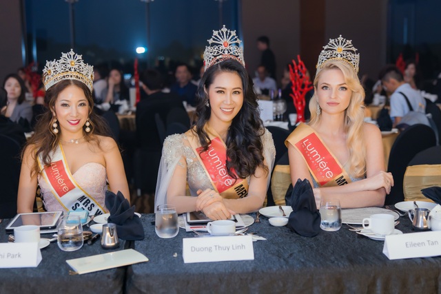 Hoa hậu Dương Thuỳ Linh xúc động trao lại vương miện cho người kế nhiệm - 4 Hoa hậu Dương Thuỳ Linh xúc động trao lại vương miện cho người kế nhiệm - 4