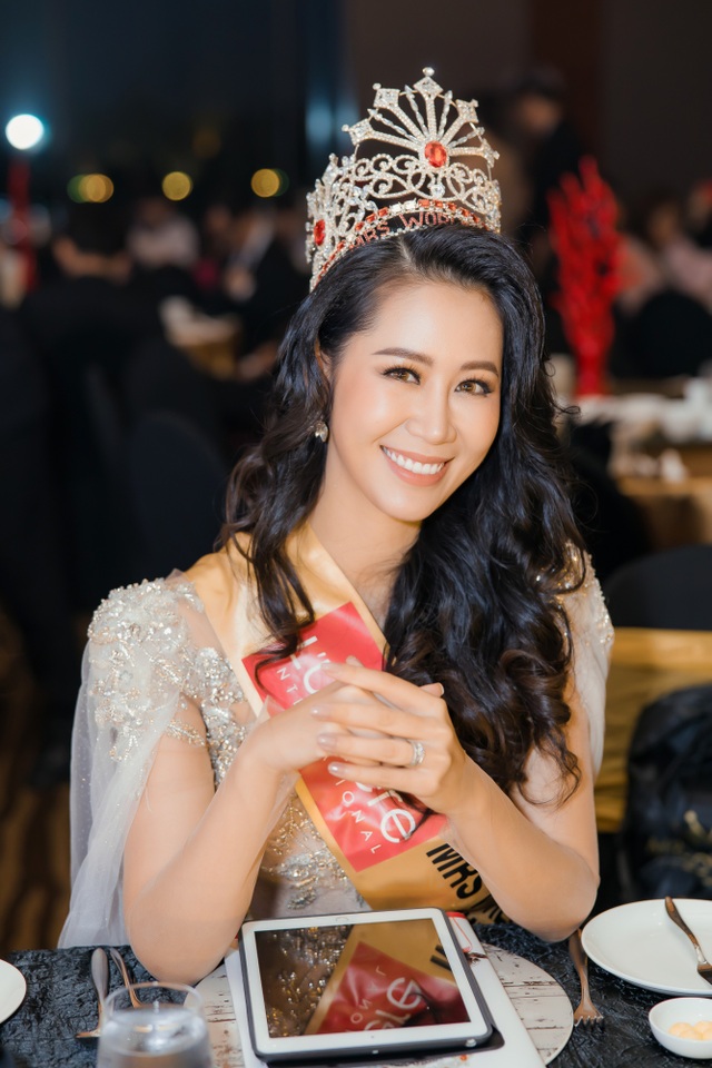 Hoa hậu Dương Thuỳ Linh xúc động trao lại vương miện cho người kế nhiệm - 14 Hoa hậu Dương Thuỳ Linh xúc động trao lại vương miện cho người kế nhiệm - 14