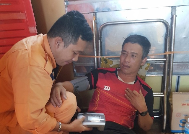 Vượt hơn 250 hải lý cứu thuyền viên bị nạn ở Trường Sa - 2 Vượt hơn 250 hải lý cứu thuyền viên bị nạn ở Trường Sa - 2