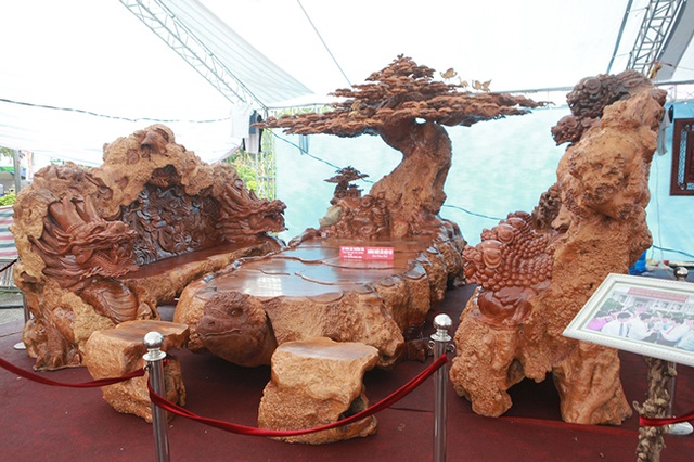 Làm từ sẹo cây nghìn năm tuổi, bộ bàn ghế có giá hơn 5 tỷ đồng - 9 Làm từ sẹo cây nghìn năm tuổi, bộ bàn ghế có giá hơn 5 tỷ đồng - 9