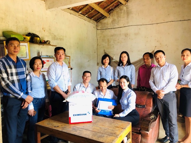Eximbank mang yêu thương đến với người nghèo tại tỉnh Quảng Ninh - 2 Eximbank mang yêu thương đến với người nghèo tại tỉnh Quảng Ninh - 2