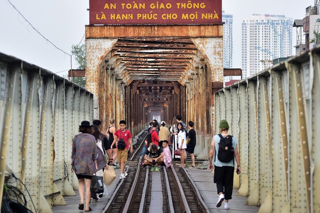 Phố đường tàu đóng cửa, khách du lịch đổ xô ra cầu Long Biên chụp ảnh - 2 Phố đường tàu đóng cửa, khách du lịch đổ xô ra cầu Long Biên chụp ảnh - 2