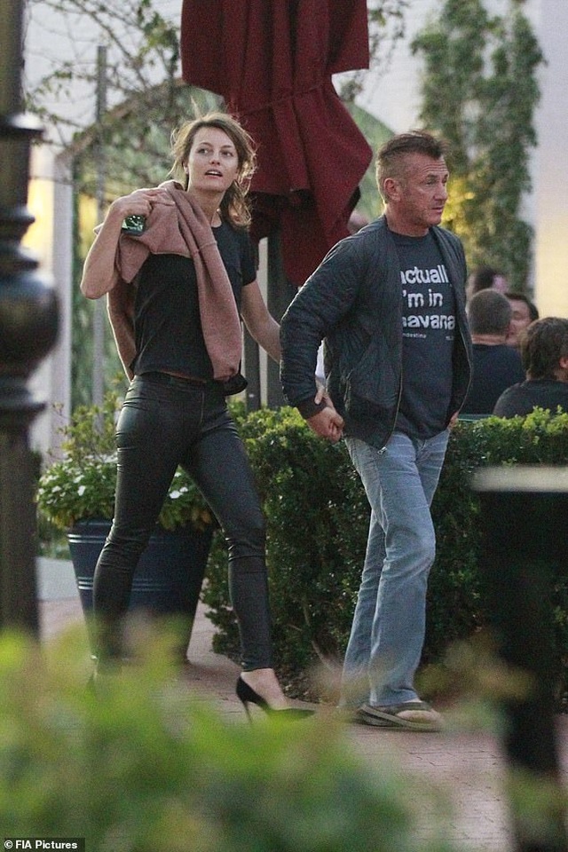 Nam diễn viên 59 tuổi Sean Penn đưa bạn gái kém 32 tuổi ra phố - 3 Nam diễn viên 59 tuổi Sean Penn đưa bạn gái kém 32 tuổi ra phố - 3