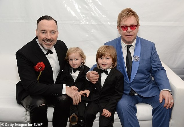 Bạn đời đồng giới của Elton John phải cai nghiện rượu vì quá cô đơn và áp lực - 3 Bạn đời đồng giới của Elton John phải cai nghiện rượu vì quá cô đơn và áp lực - 3