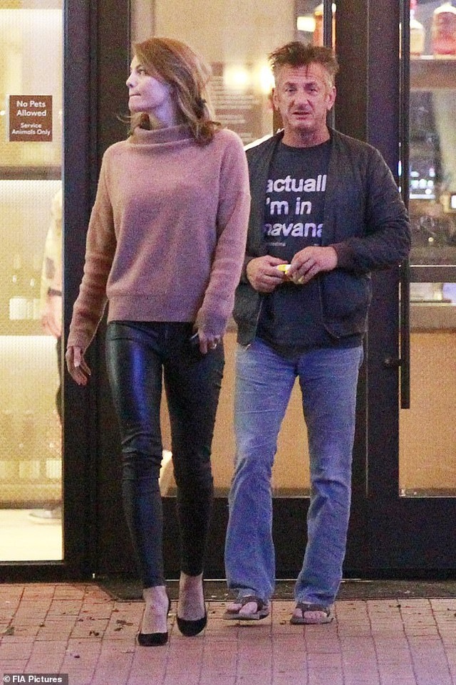 Nam diễn viên 59 tuổi Sean Penn đưa bạn gái kém 32 tuổi ra phố - 2 Nam diễn viên 59 tuổi Sean Penn đưa bạn gái kém 32 tuổi ra phố - 2