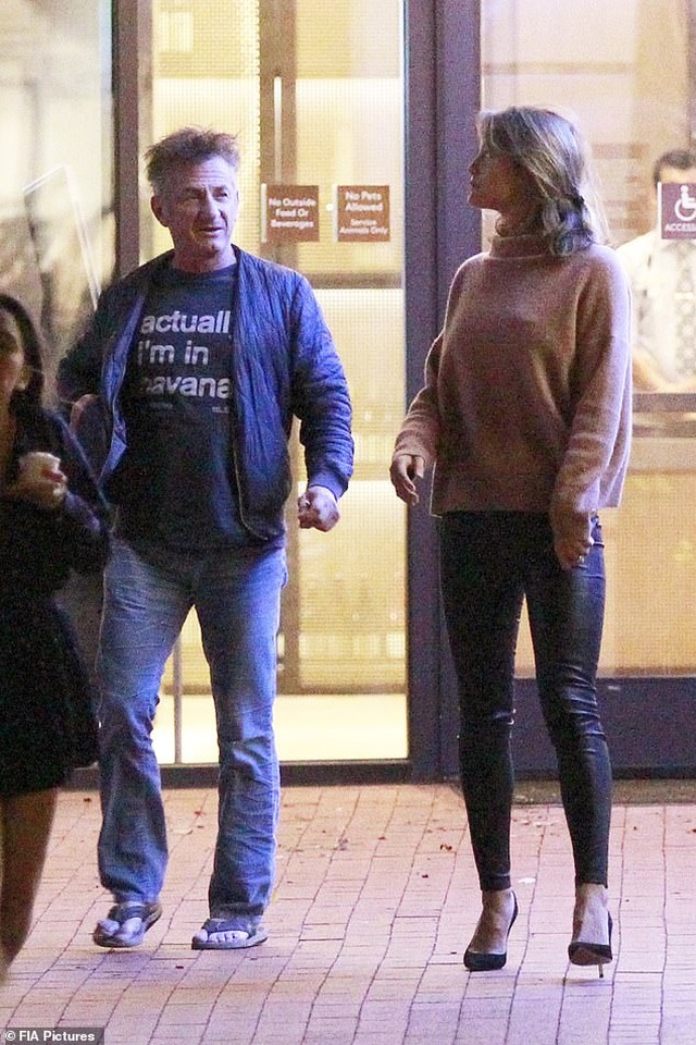 Nam diễn viên 59 tuổi Sean Penn đưa bạn gái kém 32 tuổi ra phố - 1 Nam diễn viên 59 tuổi Sean Penn đưa bạn gái kém 32 tuổi ra phố - 1