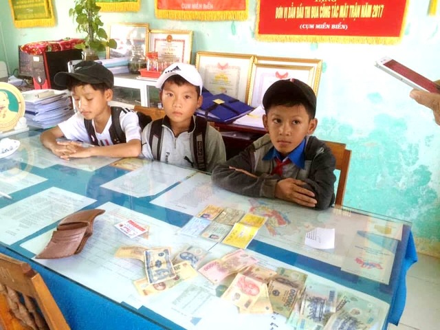 Ba em học sinh nhặt được của rơi Ba em học sinh nhặt được của rơi
