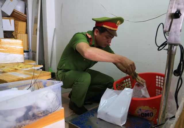 Đà Nẵng: Phát hiện cơ sở kinh doanh hải sản bán tôm hùng bơm tạp chất - 2 Đà Nẵng: Phát hiện cơ sở kinh doanh hải sản bán tôm hùng bơm tạp chất - 2