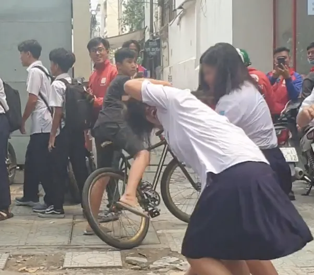 TPHCM: Hẹn nhau “nói chuyện”, hai học sinh bị chém - 2 TPHCM: Hẹn nhau “nói chuyện”, hai học sinh bị chém - 2