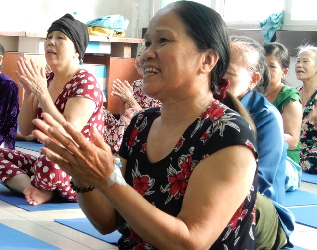 Lớp học yoga đặc biệt trước sảnh khoa ung bướu - 6 Lớp học yoga đặc biệt trước sảnh khoa ung bướu - 6
