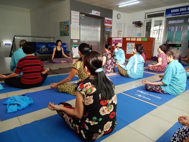 Lớp học yoga đặc biệt trước sảnh khoa ung bướu - 4 Lớp học yoga đặc biệt trước sảnh khoa ung bướu - 4
