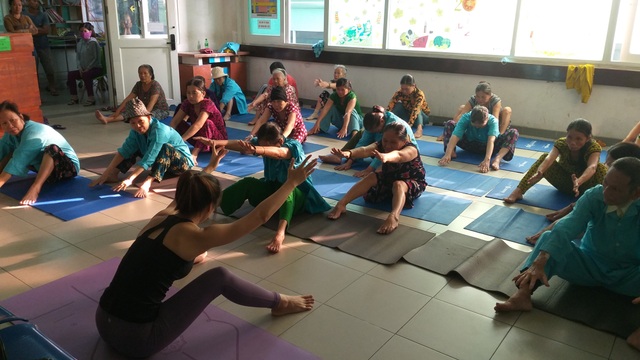 Lớp học yoga đặc biệt trước sảnh khoa ung bướu - 1 Lớp học yoga đặc biệt trước sảnh khoa ung bướu - 1