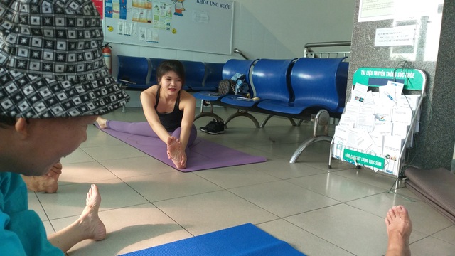 Lớp học yoga đặc biệt trước sảnh khoa ung bướu - 2 Lớp học yoga đặc biệt trước sảnh khoa ung bướu - 2