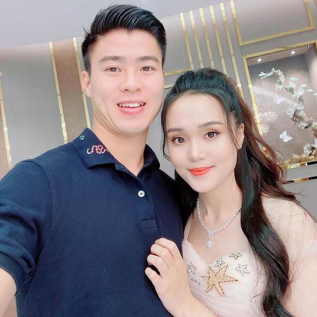 Bạn gái Duy Mạnh khoe nhẫn kim cương, cởi mở về đám cưới trong tương lai - 3 Bạn gái Duy Mạnh khoe nhẫn kim cương, cởi mở về đám cưới trong tương lai - 3