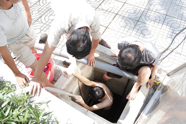 Cảnh công nhân cọ rửa bể nước ngầm hơn 1.000 m3 ở Hà Nội - 2 Cảnh công nhân cọ rửa bể nước ngầm hơn 1.000 m3 ở Hà Nội - 2
