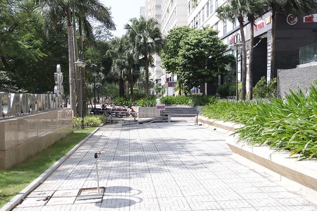 Cảnh công nhân cọ rửa bể nước ngầm hơn 1.000 m3 ở Hà Nội - 1 Cảnh công nhân cọ rửa bể nước ngầm hơn 1.000 m3 ở Hà Nội - 1