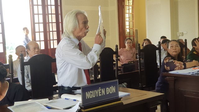 Vụ 15 năm đi đòi một mảnh đất: Căng thẳng phiên tòa thứ 13, chờ phán quyết cuối cùng - 6 Vụ 15 năm đi đòi một mảnh đất: Căng thẳng phiên tòa thứ 13, chờ phán quyết cuối cùng - 6