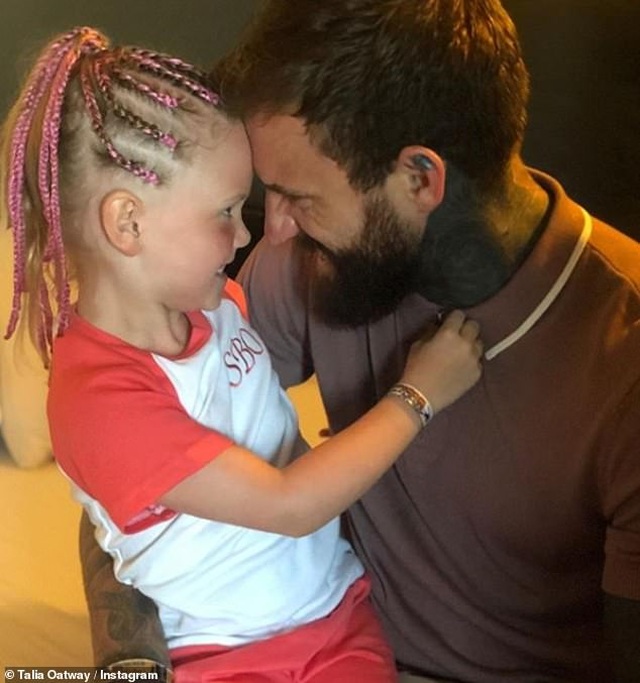 Aaron Chalmers xác nhận bạn gái cũ đã có bầu - 3 Aaron Chalmers xác nhận bạn gái cũ đã có bầu - 3