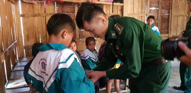 Bộ đội Biên phòng nuôi dưỡng, còn cho các cháu đến trường học chữ - 3 Bộ đội Biên phòng nuôi dưỡng, còn cho các cháu đến trường học chữ - 3