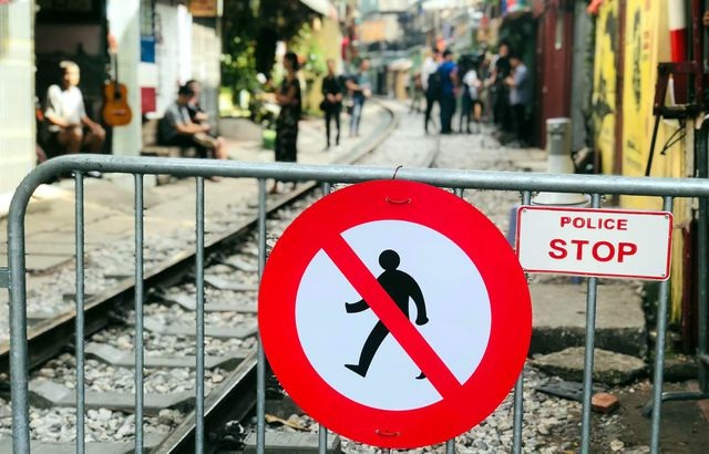 Dân kêu cứu xin mở lại xóm cà phê đường tàu, quận Hoàn Kiếm lắc đầu - 1 Dân kêu cứu xin mở lại xóm cà phê đường tàu, quận Hoàn Kiếm lắc đầu - 1